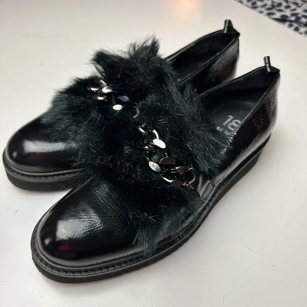 1874 By Walder Black Patent Leather Faux Fur Silver Chain Platform Loafers 39/8‎